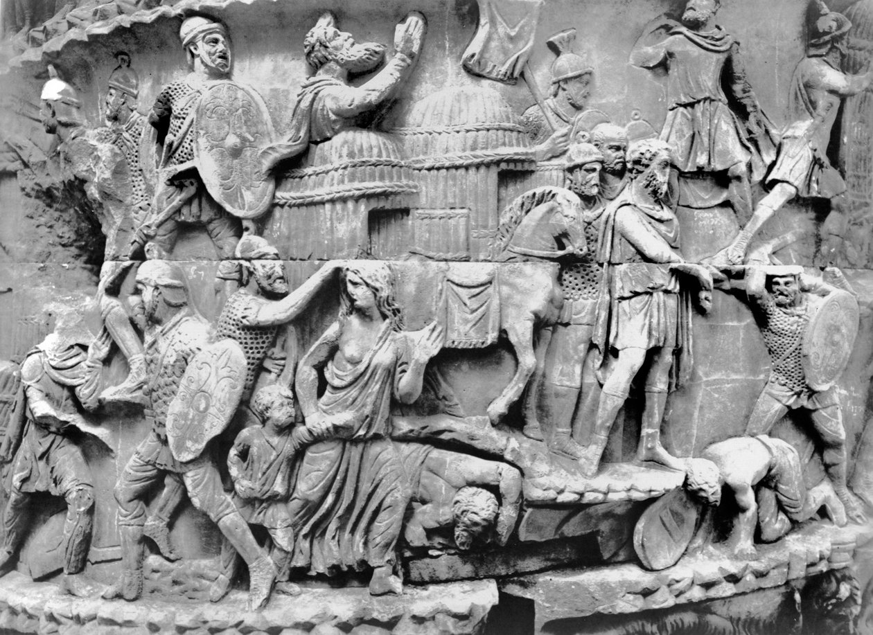 Císař přijíždějící do vesnice, zatímco je vypleněna, detail ze sloupu Marca Aurelia, AD 180-196 (mramor) (č/b foto) od Roman