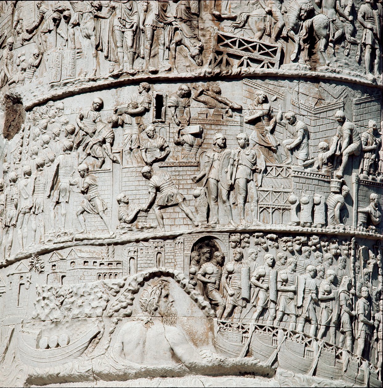 Římské legie plují v Anconě pod ochranou Neptuna, na vrcholu stavba opevnění Detail Trajánova sloupu (sloup Trajane) (Colonna Traiana) v Římě postaveného za vlády císaře Traiana (53-117). Trajanův sloupec comm od Roman