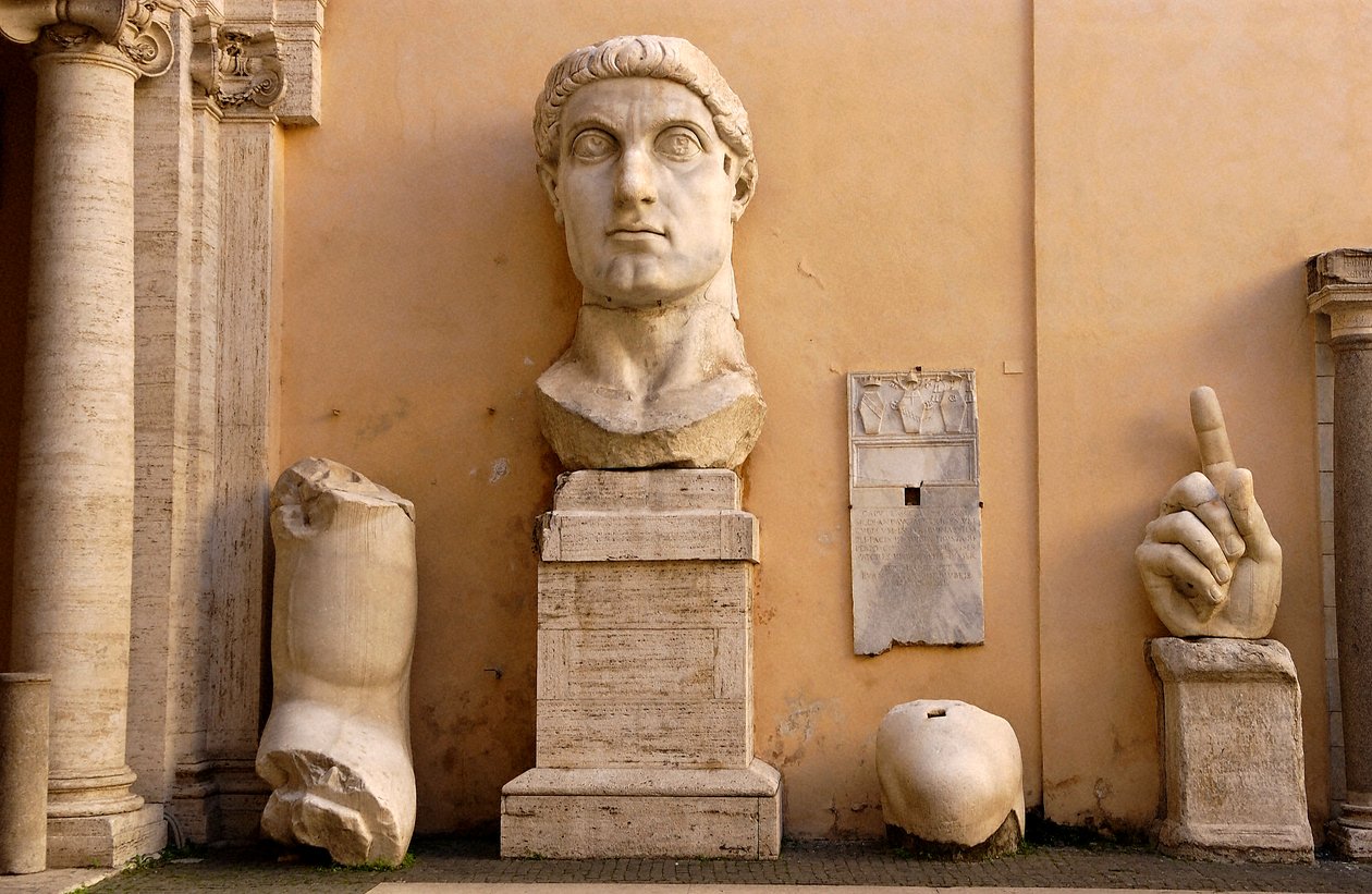 Nádvoří Paláce konzervativců (Palazzo dei conservatori) v Musei Capitolini (Capitol): fragmenty kolosální sochy Konstantina z let 313-324 n. l. (mramor) od Roman
