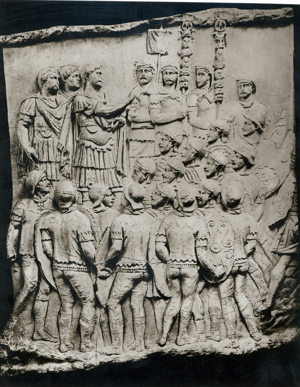 Trajan (98-117) oslovuje armádu, odlitek převzatý z Trajanova sloupu, AD 113 (sádra) od Roman