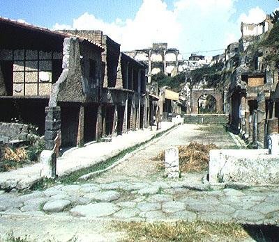Pohled na Decumanus Maximus (hlavní cesta) od Roman
