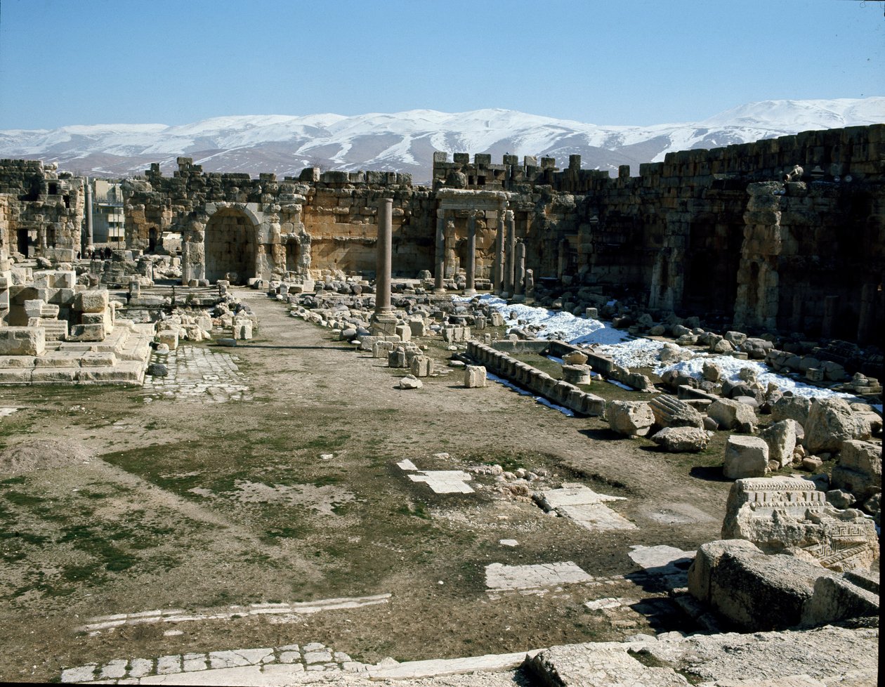 Pohled na Velký dvůr starověkého chrámového komplexu Heliopolis, 2. století od Roman