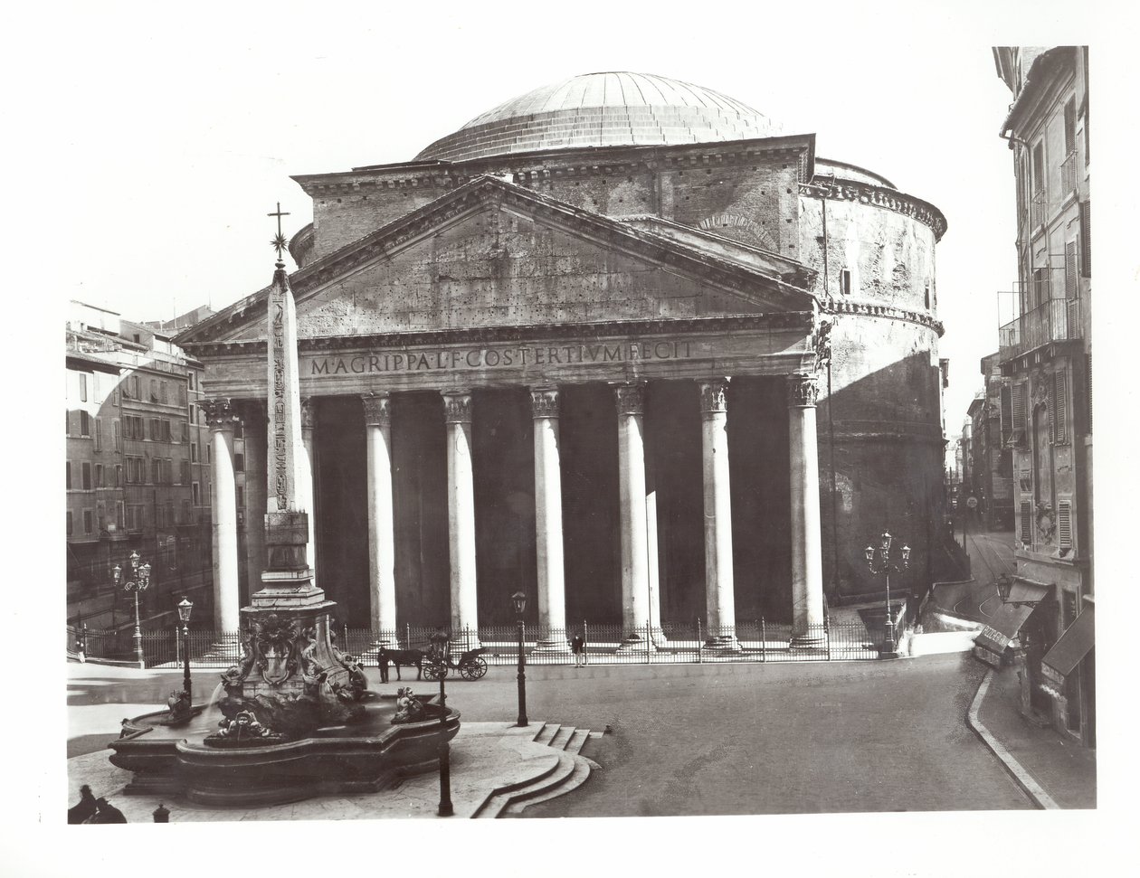 Pohled na Pantheon a egyptský obelisk na náměstí Piazza della Rotunda od Roman