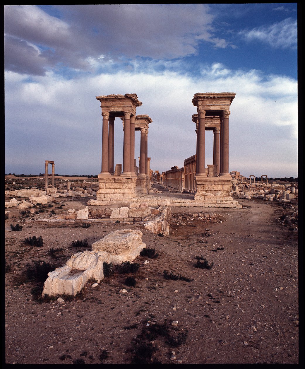 Pohled na tetrapylon (fotografie) od Roman
