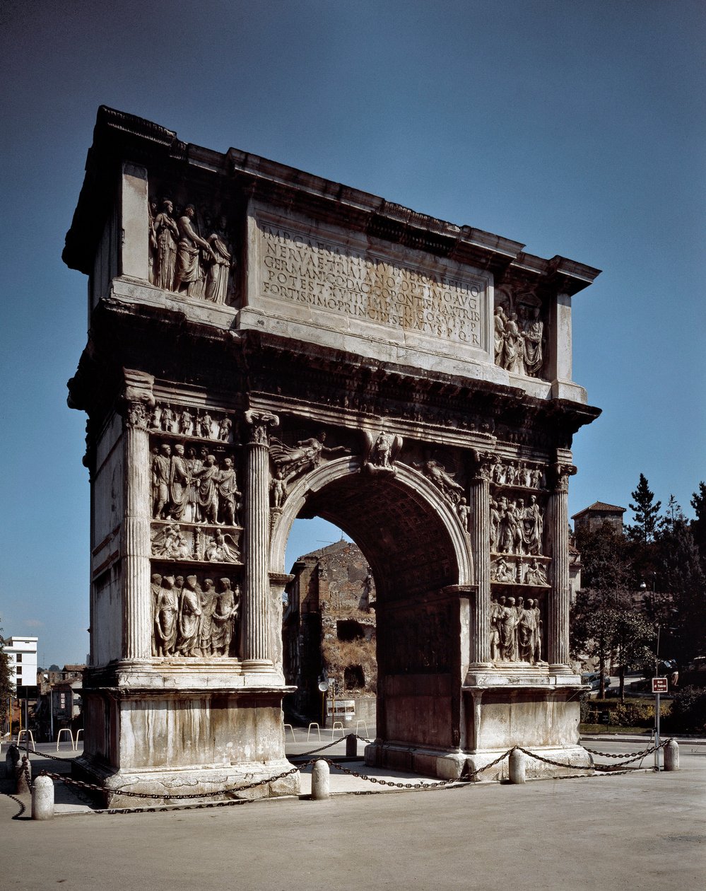 Pohled na oblouk Trajan Benevent, postavený v letech 114 až 117 (fotografie) od Roman