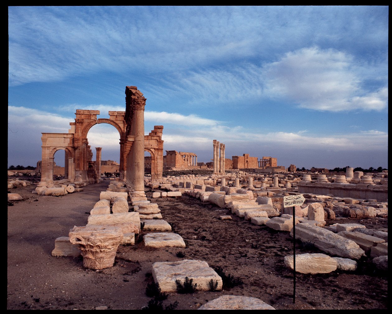 Pohled na velkou kolonádu a monumentální oblouk (počátek 3. století našeho letopočtu) Fotografie od Roman