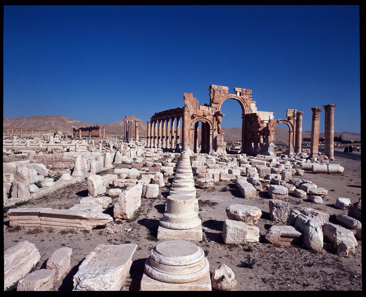 Pohled na velkou kolonádu a monumentální oblouk (počátek 3. století našeho letopočtu) Fotografie od Roman