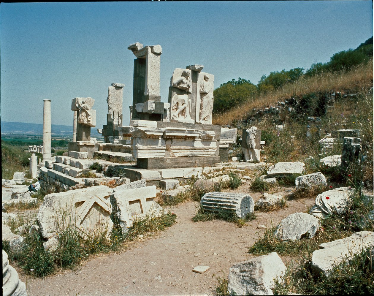 Pohled na památník Memmia od Roman