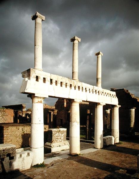 Pohled na portikus fóra od Roman