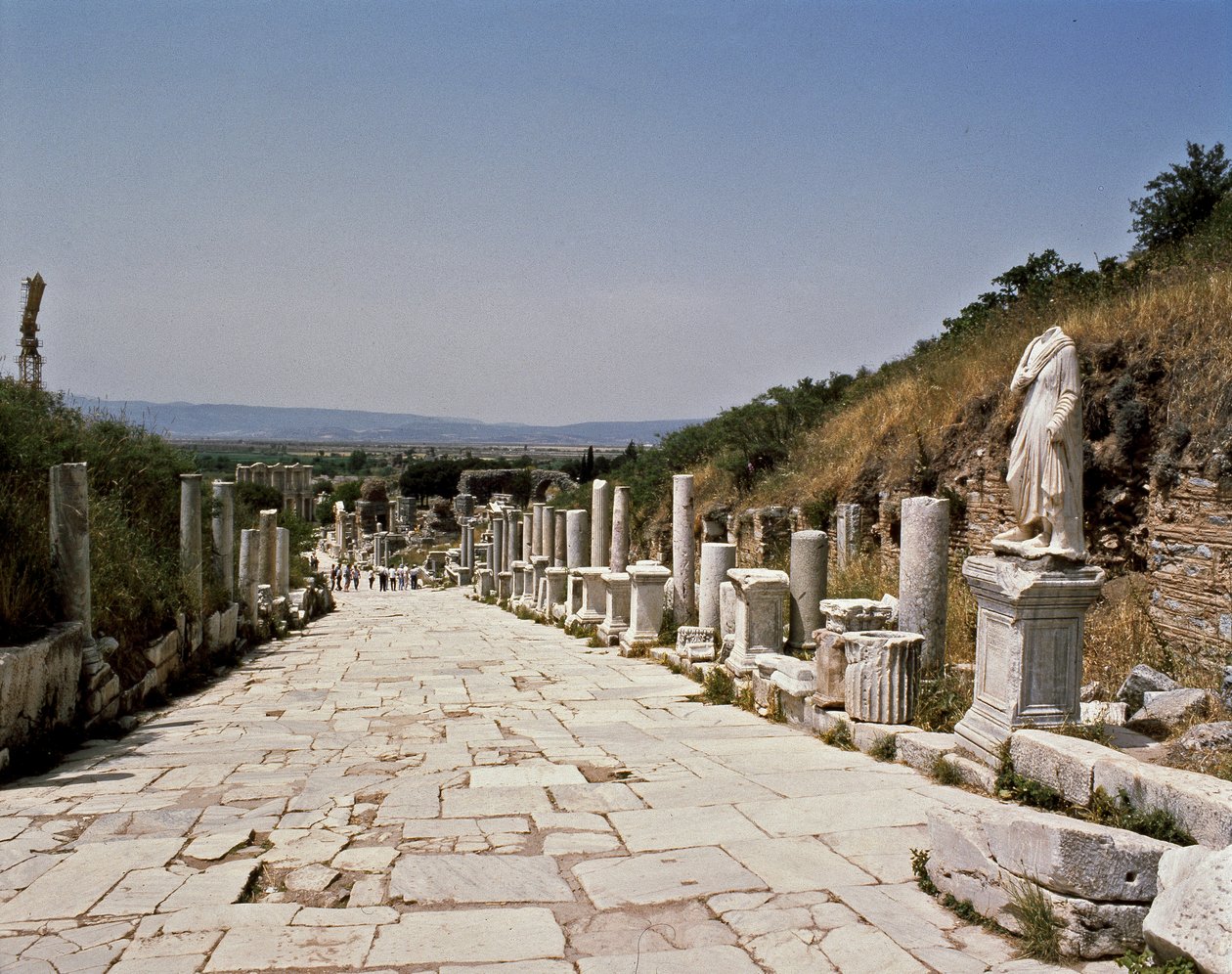 Pohled na ulici Curetes směrem ke knihovně Celsus. od Roman