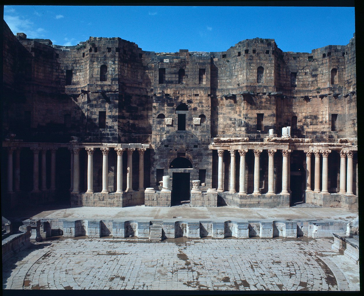 Pohled do divadla (fotografie) od Roman