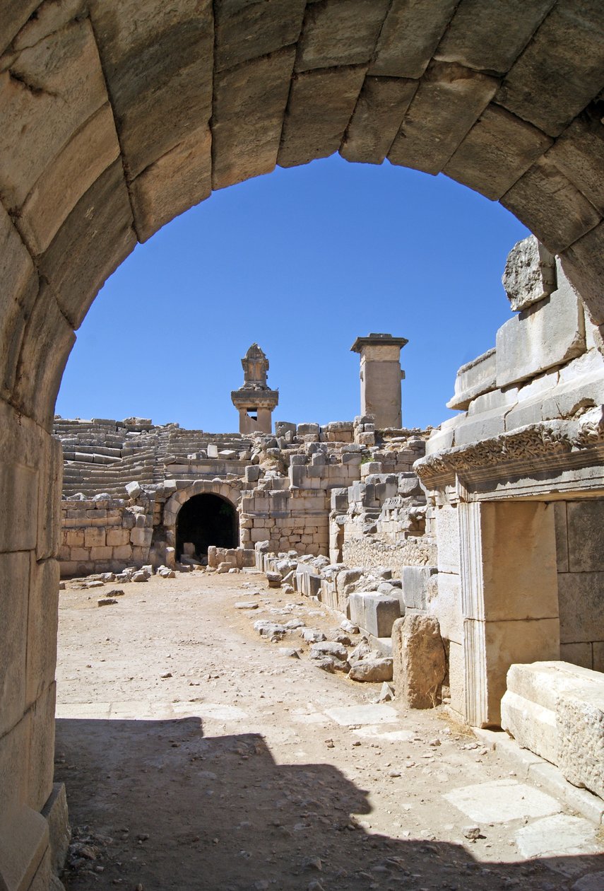 Pohled přes klenutý vchod divadla Xanthos do jámy orchestru, zobrazující sloup a hrobku Harpyje, Xanthos, Turecko (foto) od Roman