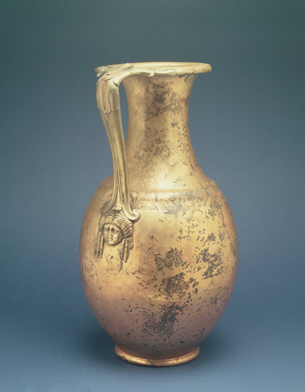 Džbán na víno s ozdobným uchem, z římského naleziště v Newstead, Melrose, konec 1. století našeho letopočtu (bronz) od Roman