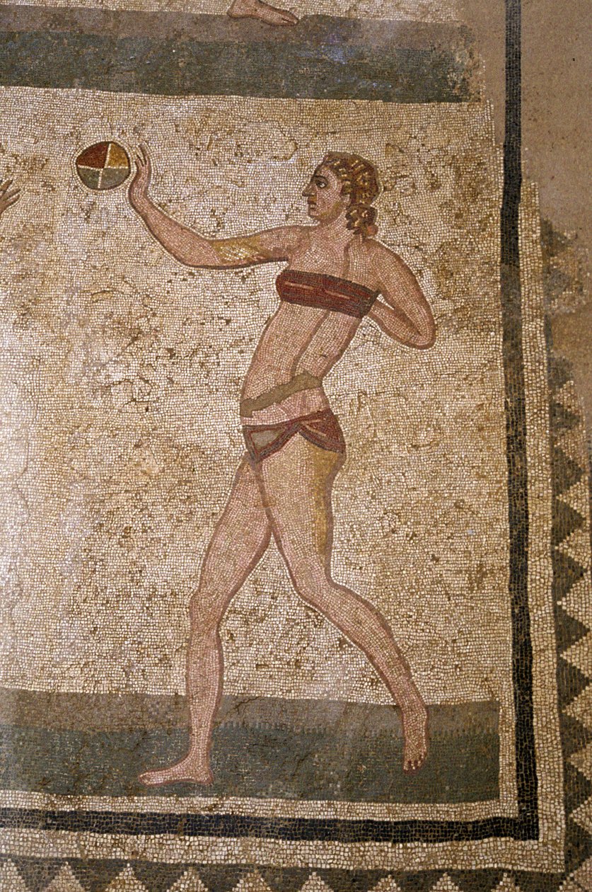 Žena hrající míč. Mladí Římané se zabývali tělesnými cvičeními. Nosí bederní roušku kolem ledvin a strofium (ancetra podprsenky) na hrudi. Bochník kolem ledvin. Římská mozaika ze 3. - 4. století z Villa del Casale, Piazza Armerin od Roman