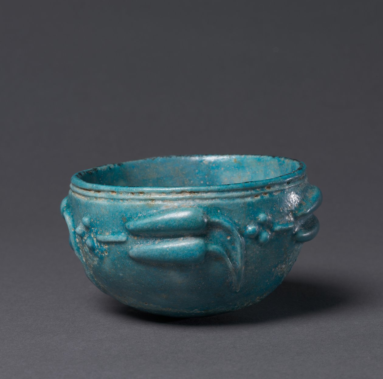 Mísa s ozdobou Lotus Bud, Egypt, 1-200 od Roman Imperial Period