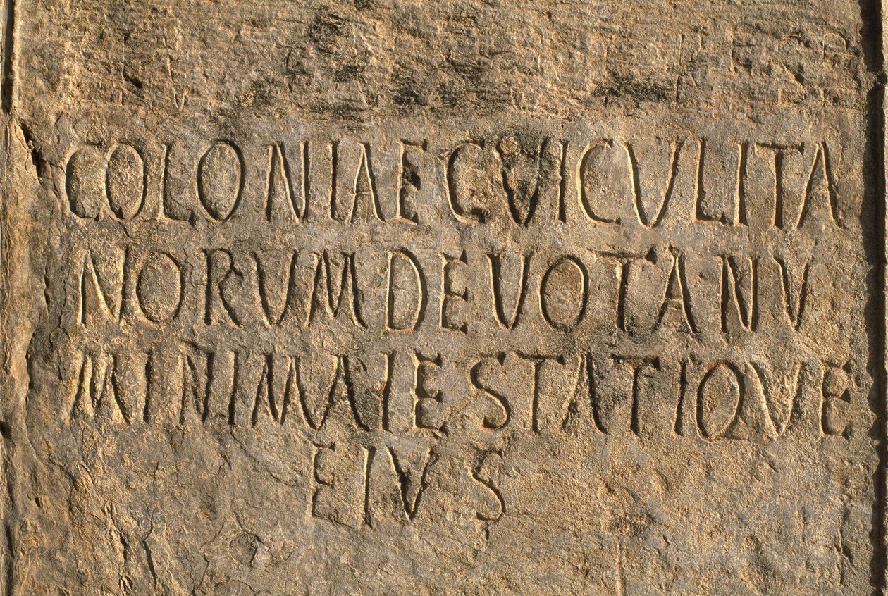 Latinský nápis s názvem kolonie Cuicul, vrcholné císařské období (27 př. n. l. - 395 n. l.) od Roman Imperial Period