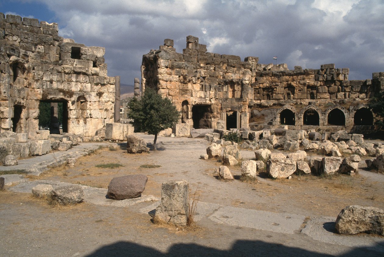 Svatyně Jupitera Heliopolitana, šestiúhelníkové nádvoří, vrcholné císařské období (27 př. nl-395 n. l.) od Roman Imperial Period