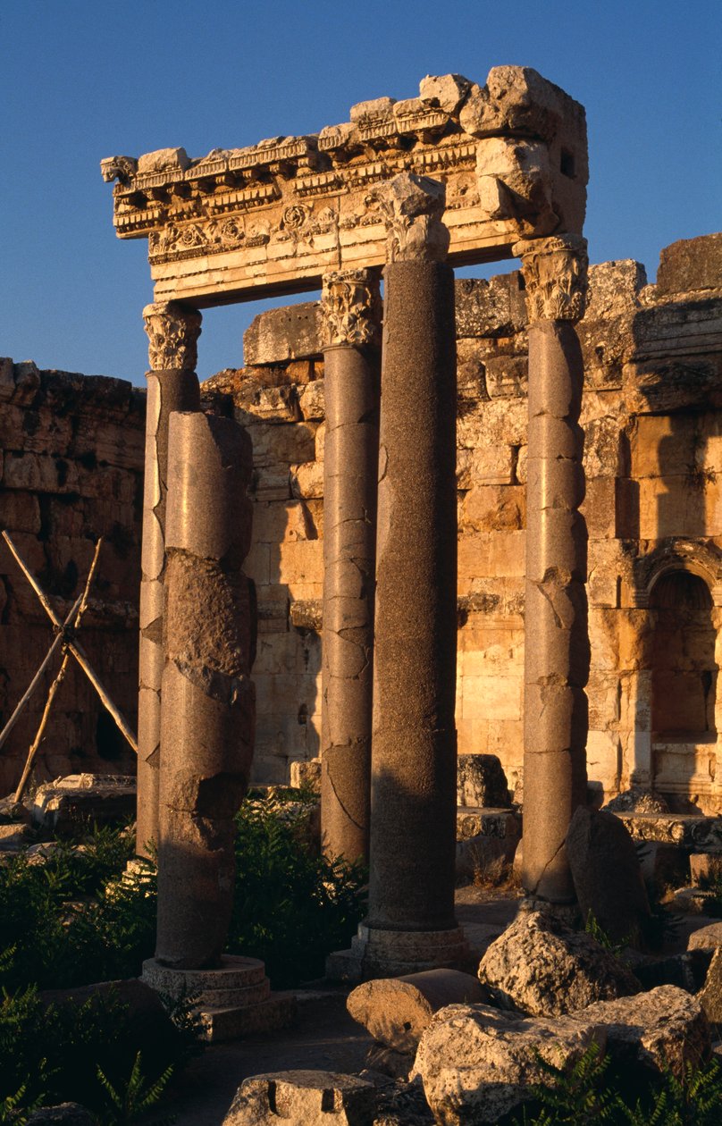 Svatyně Jupitera Heliopolitana, portikus na nádvoří, vrcholné císařské období (27 př. nl-395 n. l.) od Roman Imperial Period