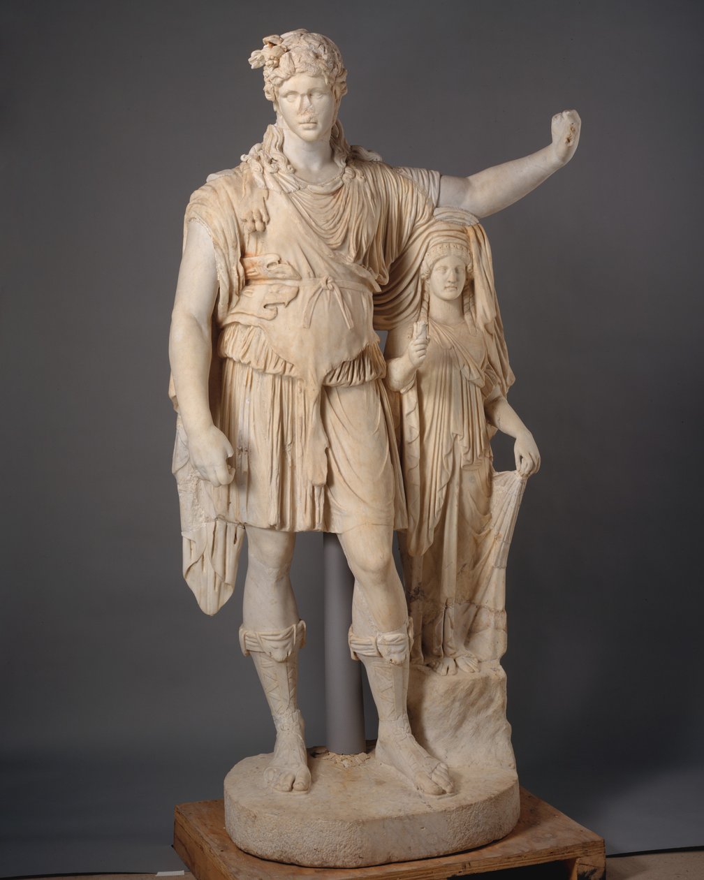Socha Dionýsa opírajícího se o ženskou postavu („Hope Dionysos“), 27 př. n. l. – 68 n. l. (mramor) od Roman Imperial Period