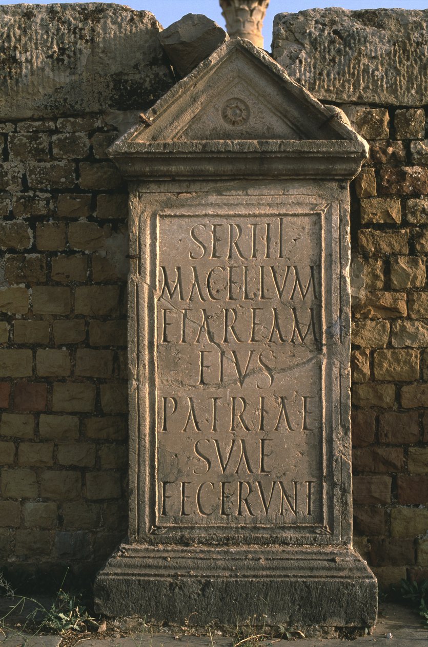 Stéla s nápisem na Sertiově trhu Vrcholné císařské období (27 př. nl-395 n. l.) od Roman Imperial Period