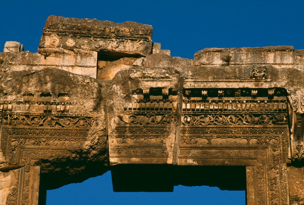 Bakchův chrám, detail nadpraží dveří, vrcholné císařské období 27 př. n. l.-395 n. l. foto od Roman Imperial Period
