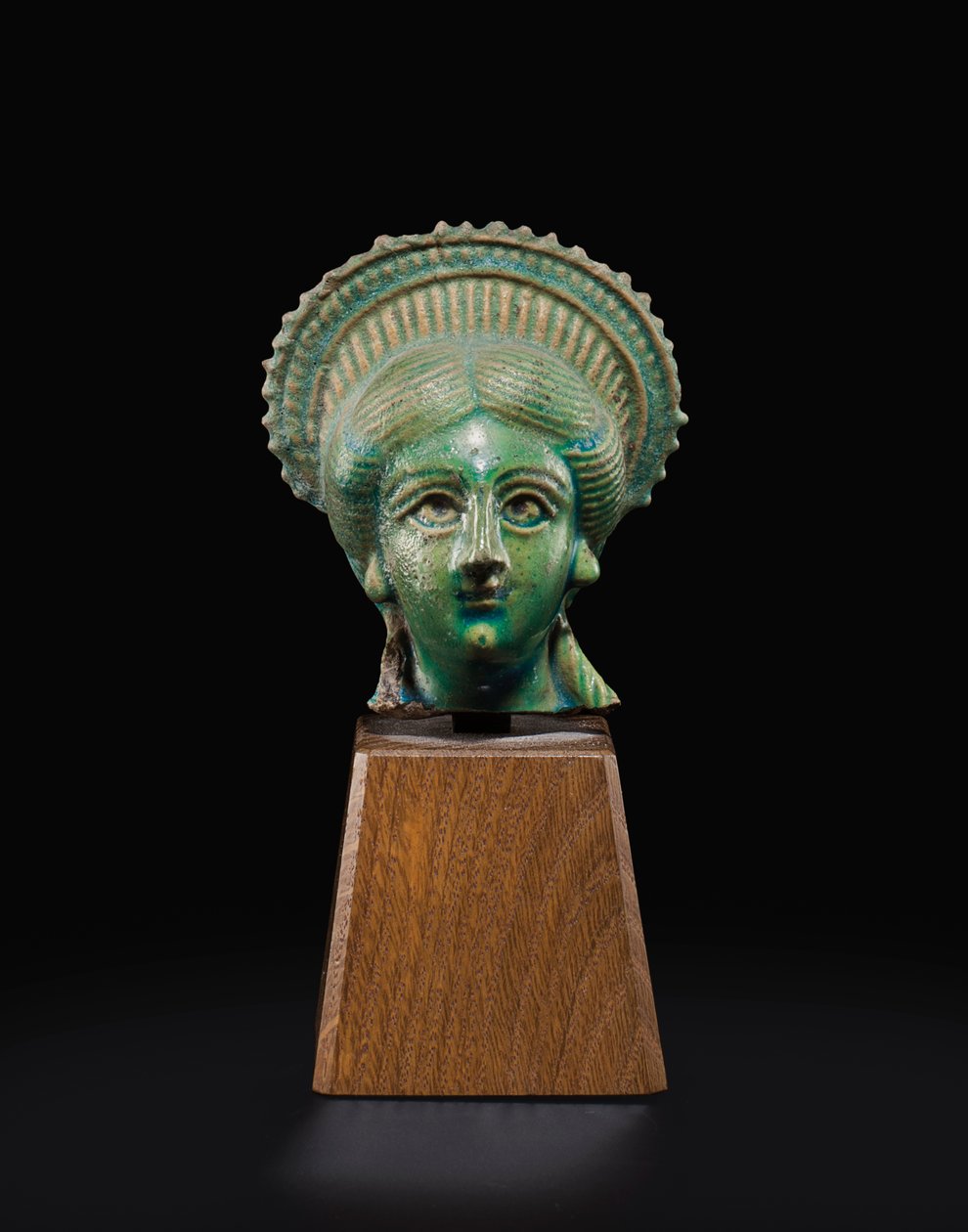 Hlava Isis-Aphrodite, asi 1. - 2. století našeho letopočtu (fajáns) od Roman Period Egyptian