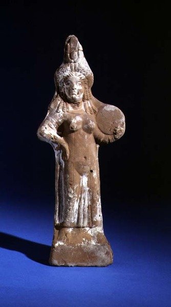 Soška bohyně Isis drží tympanon (malovaná terakota) od Roman Period Egyptian