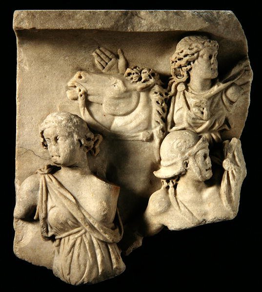 Fragment vysoké reliéfní sochy od Roman Roman