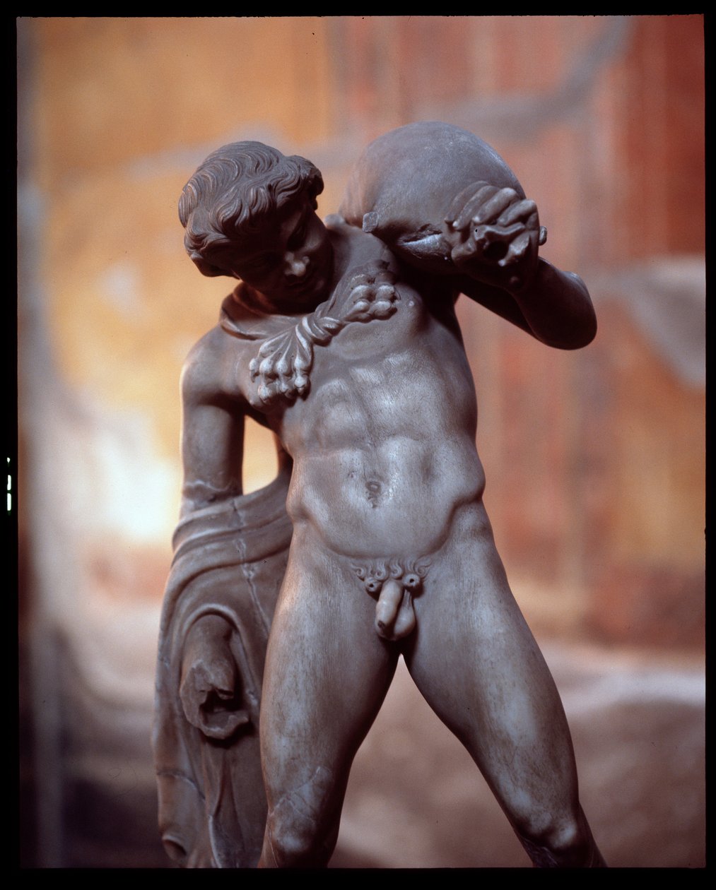 Satyr s měchem vína. socha v domě Casa dei Cervi, 5. století před naším letopočtem-1. století od Roman Roman