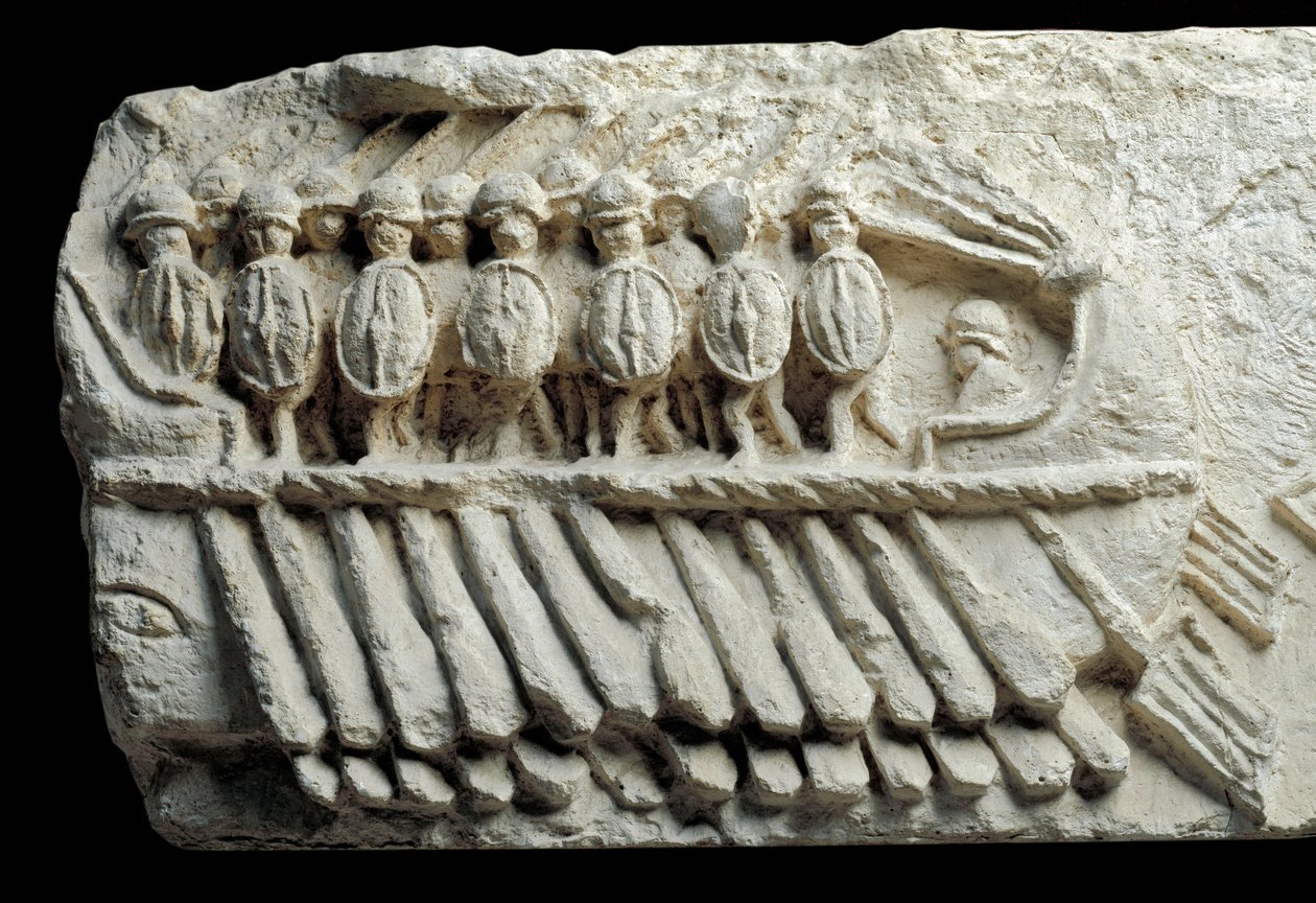 Bireme nesoucí ozbrojené vojáky (nízký reliéf) od Roman Roman