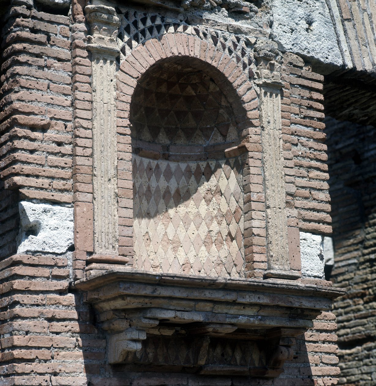 Casa del Laraire (Lararium) v Ostii (Ostia), v blízkosti Říma. od Roman Roman