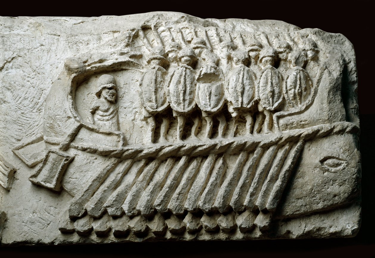 Odlitek římské válečné lodi birme s ozbrojenými vojáky (reliéf na skále) od Roman Roman