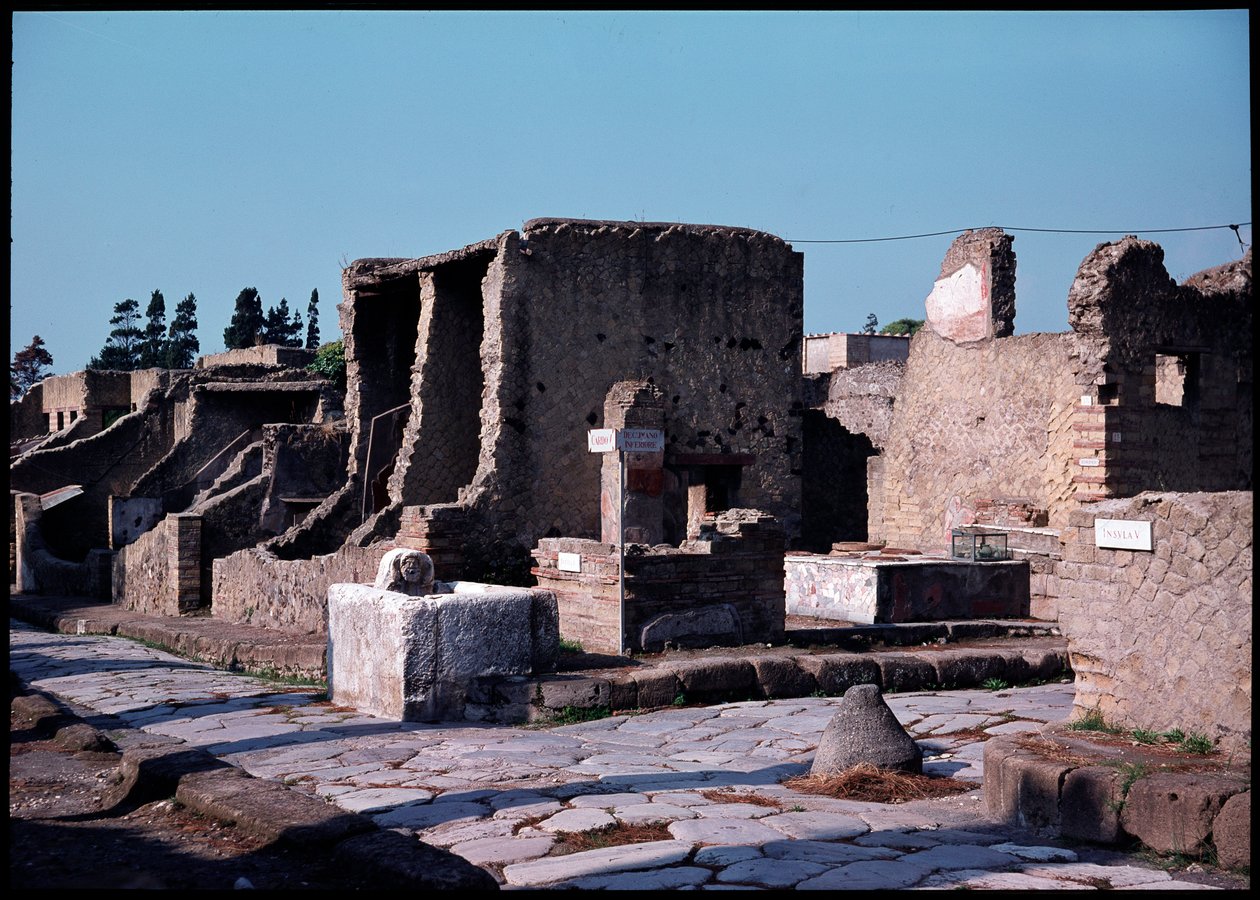 Křižovatka mezi cardo V a nižším decumanem, 5. století před naším letopočtem – 1. století našeho letopočtu od Roman Roman