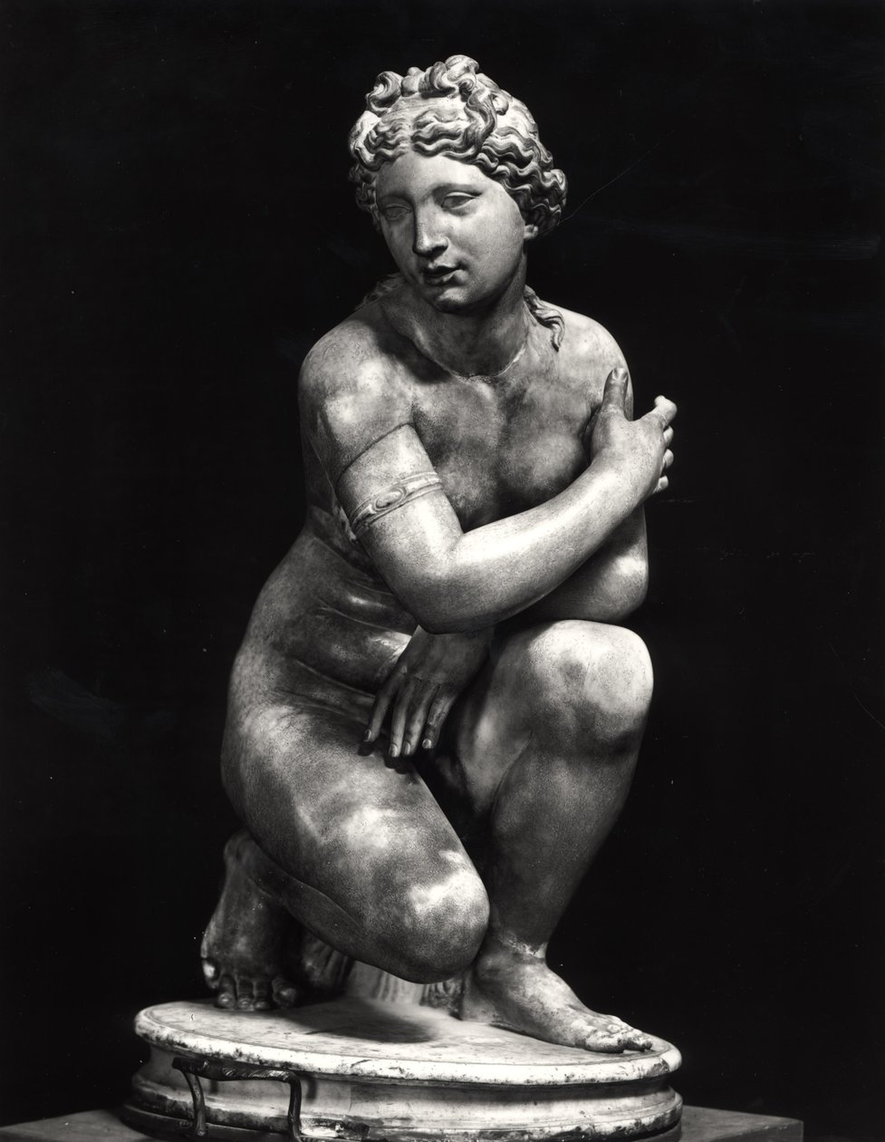 Crouching Venuše, kopie řeckého originálu ze 3. století př. n. l. (mramor) (černobílá fotografie) od Roman Roman