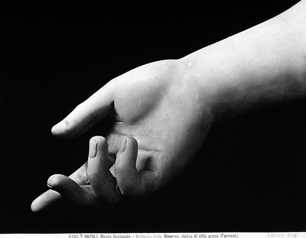 Detail ruky Atheny Farnese od Roman Roman