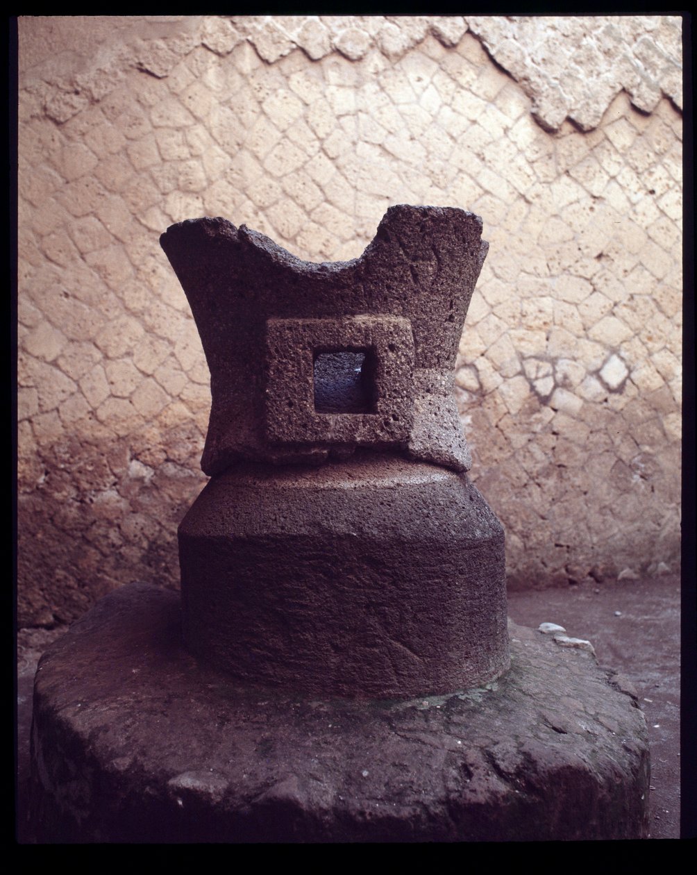 Brusný kámen Pistrinum (pekárna), 5. století před naším letopočtem – 1. století našeho letopočtu od Roman Roman