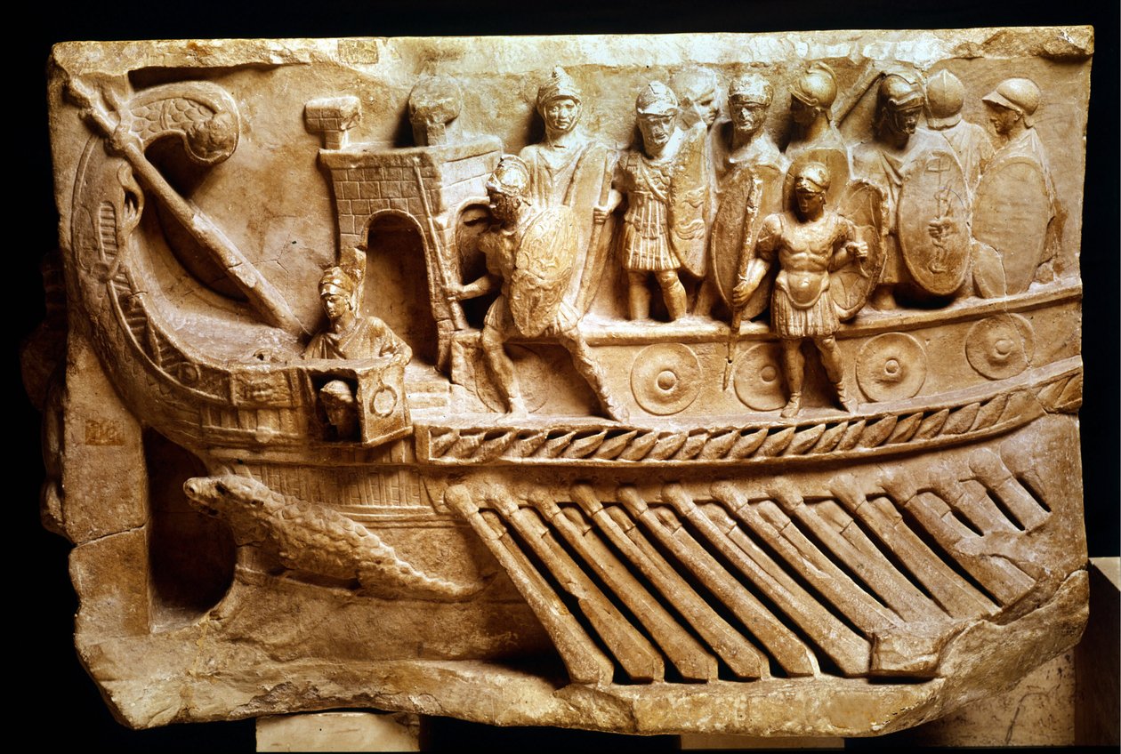 Nízký římský reliéf zobrazující birem. Pod přídí je vidět krokodýl. Vatikán, Vatikán, papežské památky, muzea a galerie. od Roman Roman