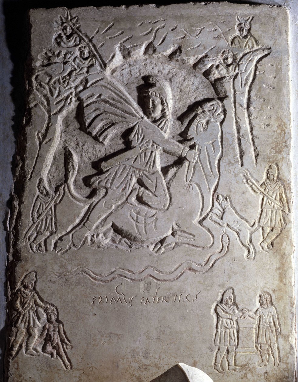 Nízký reliéf představující oběť Mithry (mladý muž porážející býka). Musei Capitolini, Řím. od Roman Roman