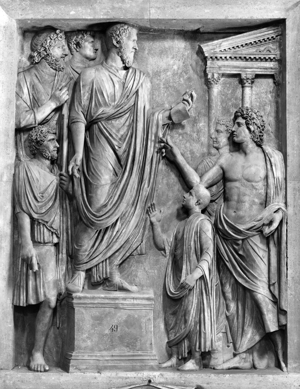 Marcus Aurelius (121–180 n. l.) pronesl řeč na fóru nebo Hadrián (76–138 nl) pronesl pohřební řeč pro Sabinu, pravděpodobně 3. nebo 4. století n. l. (mramor) (černobílá fotografie) od Roman Roman