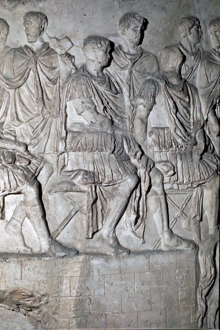 Římské umění: „“římský císař Trajan na tribuně pořádající válečnou radu““ Forma z roku 1862 reprodukující basreliéfy Trajanova sloupu (sloup Trajane) (Colonna Traiana) v Římě postaveného za vlády císaře Traiana ( 53-117). Trajane col od Roman Roman