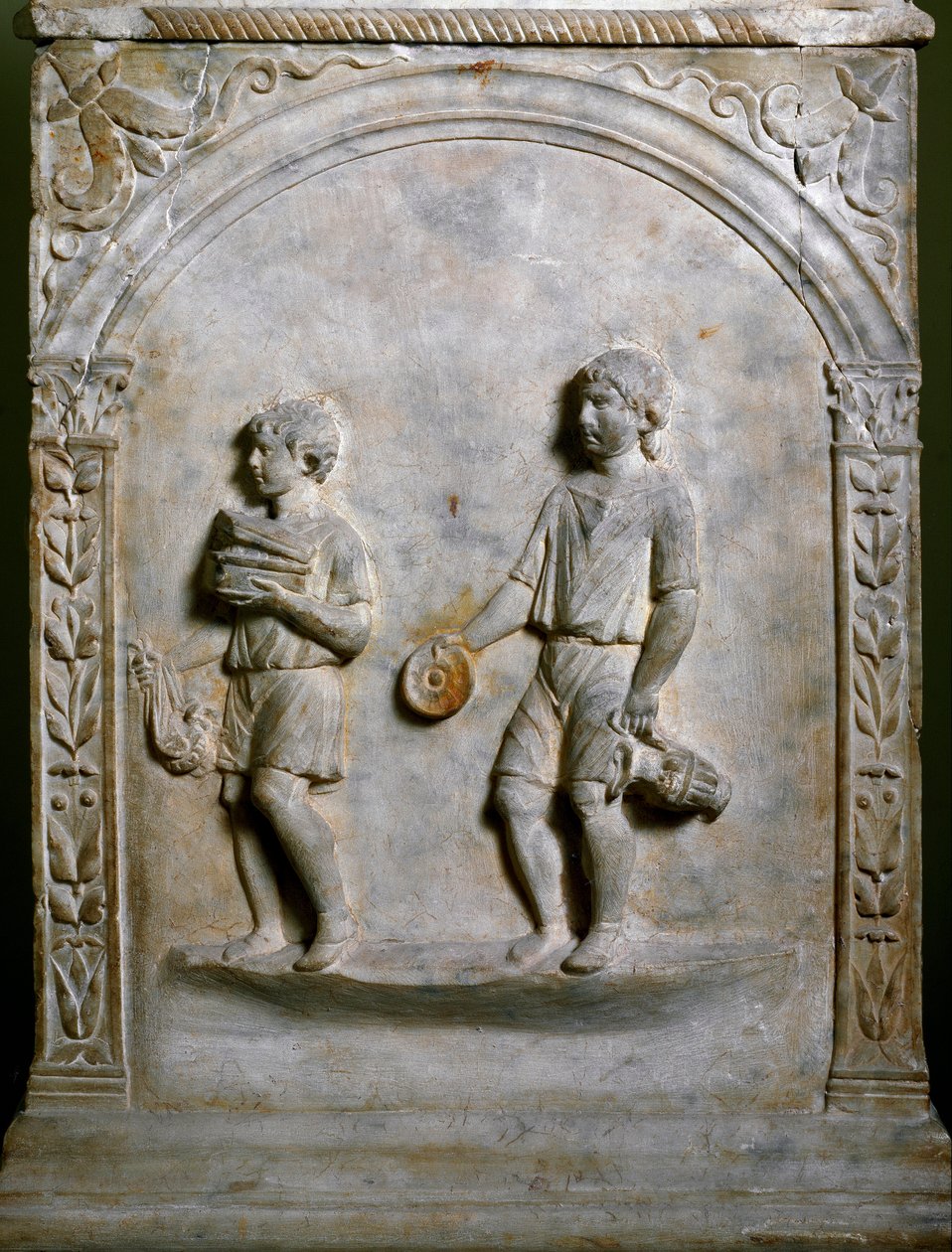 Římské umění: pohřební oltář zobrazuje dva služebníky nesoucí předměty k obětování. Nízká úleva. Řím, Museo Nazionale Romano od Roman Roman