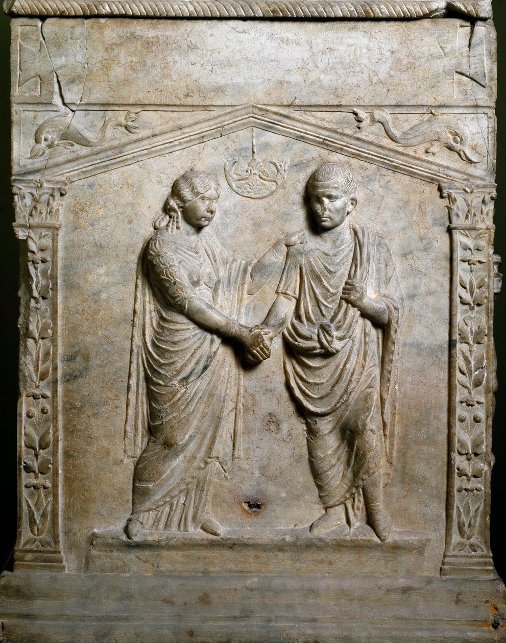 Římské umění: pohřební oltář zdobí scénu svatby (Junctio dextrarum). Nízká úleva. Řím, Museo Nazionale Romano od Roman Roman