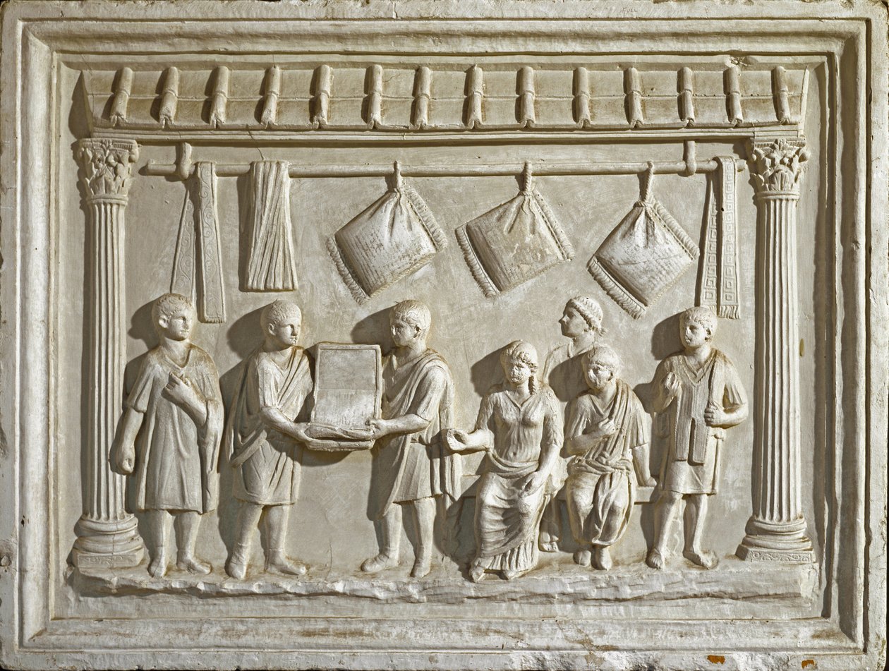 Římské umění: forma představující látku a tapisérie. Z originálu z 2. století našeho letopočtu (nízký reliéf) od Roman Roman