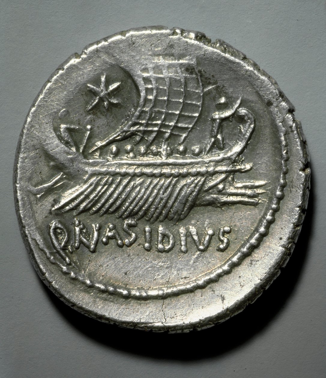 Římské umění: stříbrná mince vyobrazená galérou vybavenou systémem na svržení nepřátelských lodí. Paříž, B.N. Kabinet des Medailles od Roman Roman