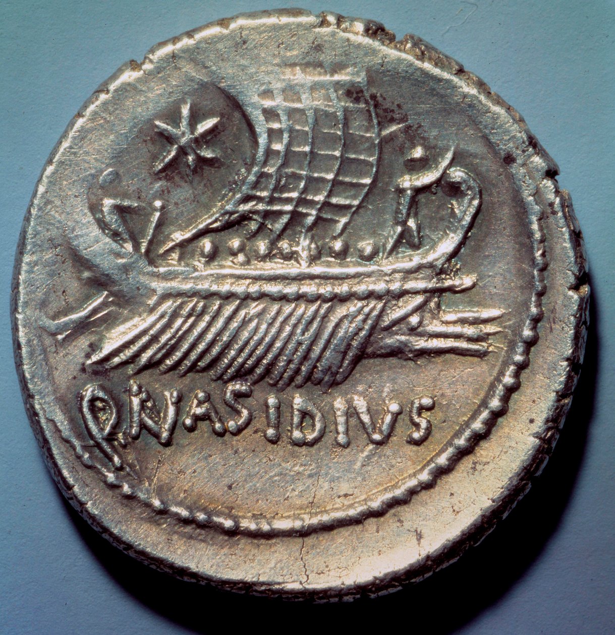 Římské umění: stříbrná mince představující římskou galéru. Paříž, B.N. od Roman Roman