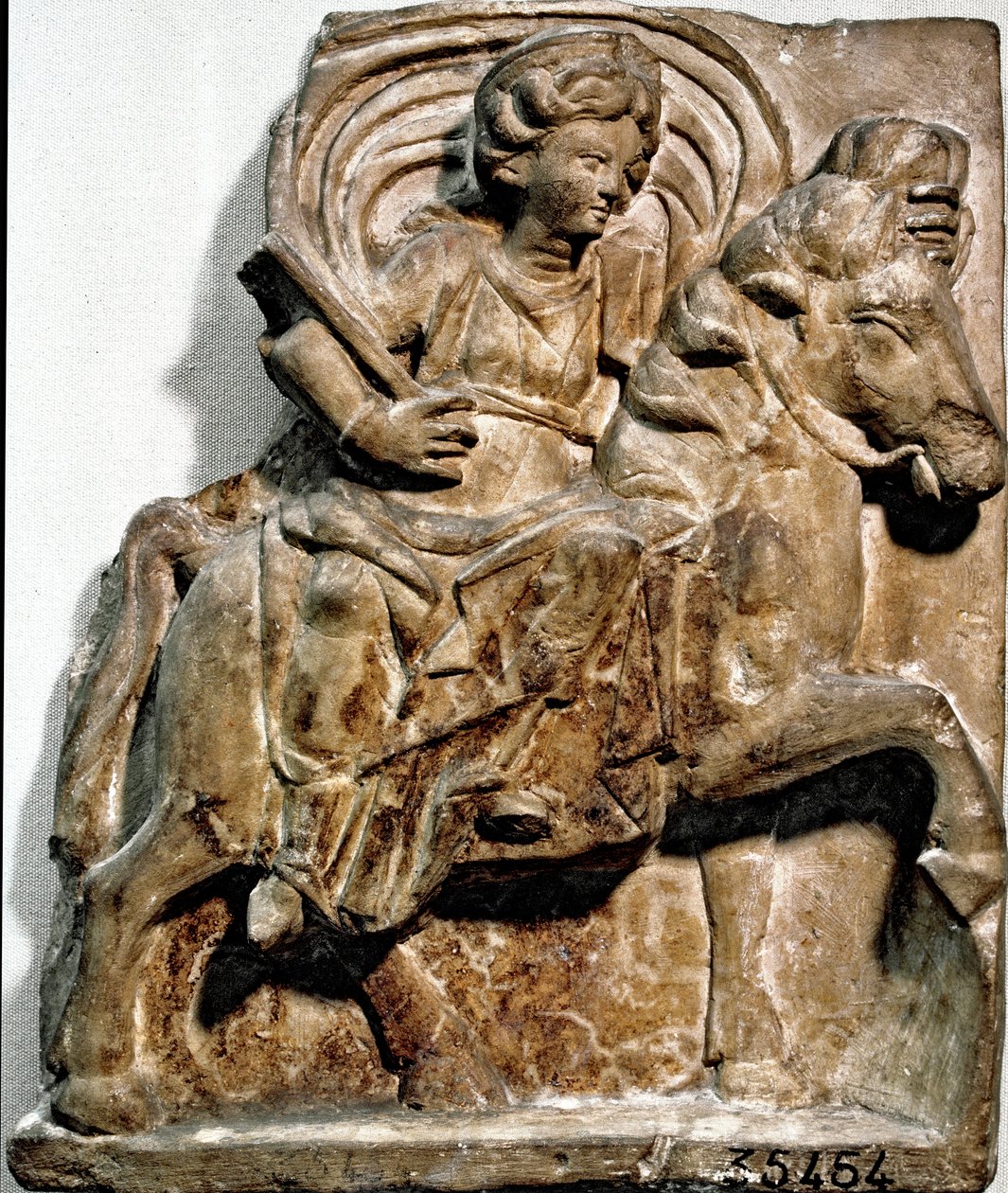 Římské umění: bohyně Epona, božstvo galského původu, patronka jezdců a cestovatelů. Vápencová stéla nalezená v Gannat (Allier), Auvergne. Saint Germain en Laye. Muzeum národních památek, od Roman Roman