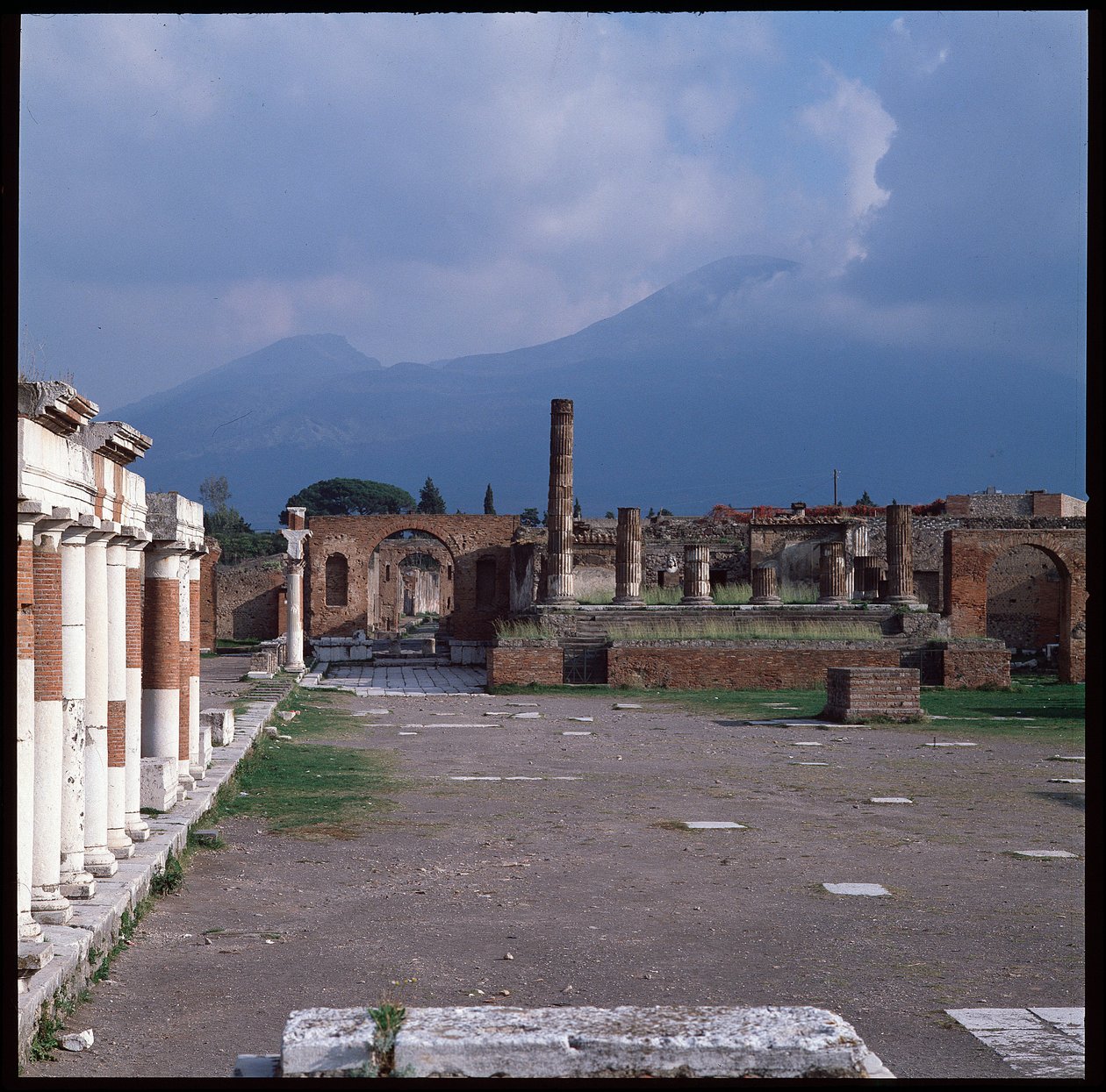 Římské umění: pohled na fórum, archeologické naleziště Pompeje (1. století př. nl-1. století n. l.) Itálie (římské umění: pohled na fórum Pompeje od Roman Roman