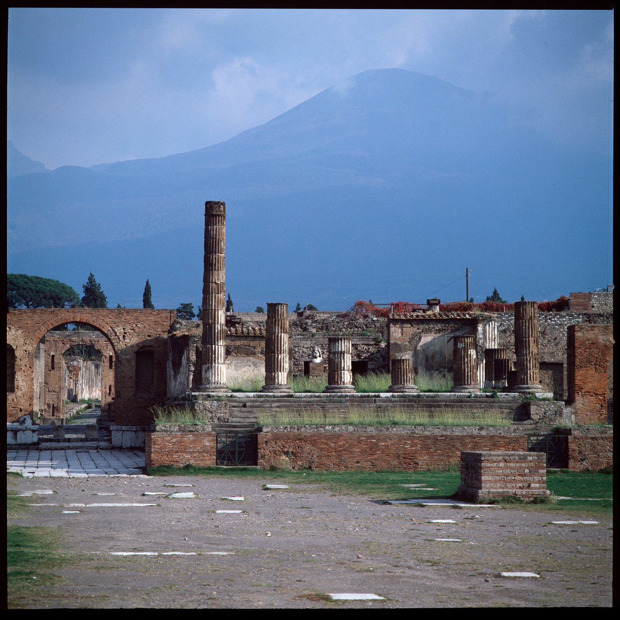 Římské umění: pohled na fórum, archeologické naleziště Pompeje (1. století př. nl-1. století n. l.) Itálie (římské umění: pohled na fórum Pompeje od Roman Roman