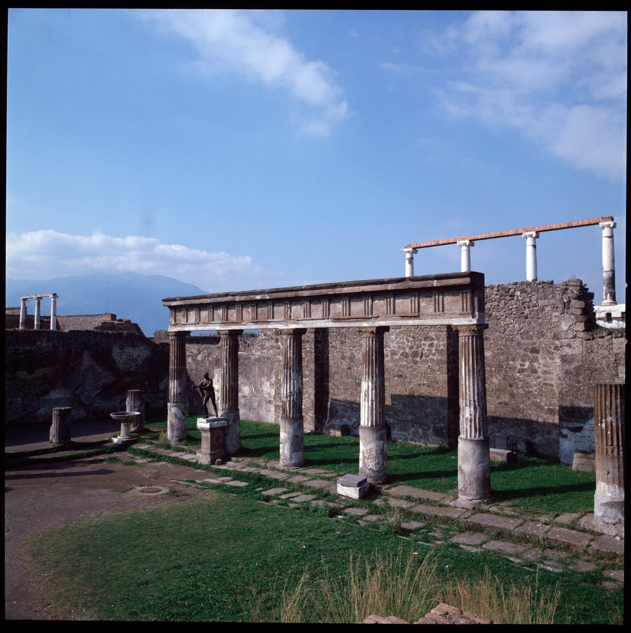 Římské umění: pohled na Apollónův chrám na archeologickém nalezišti Pompeje (4. století př. n. l. – 2. století př. n. l.) Itálie (Římské umění: pohled na Apollónův chrám, Pompeje, 4. století př. n. l. – 2. století př. n. l., Itálie) od Roman Roman