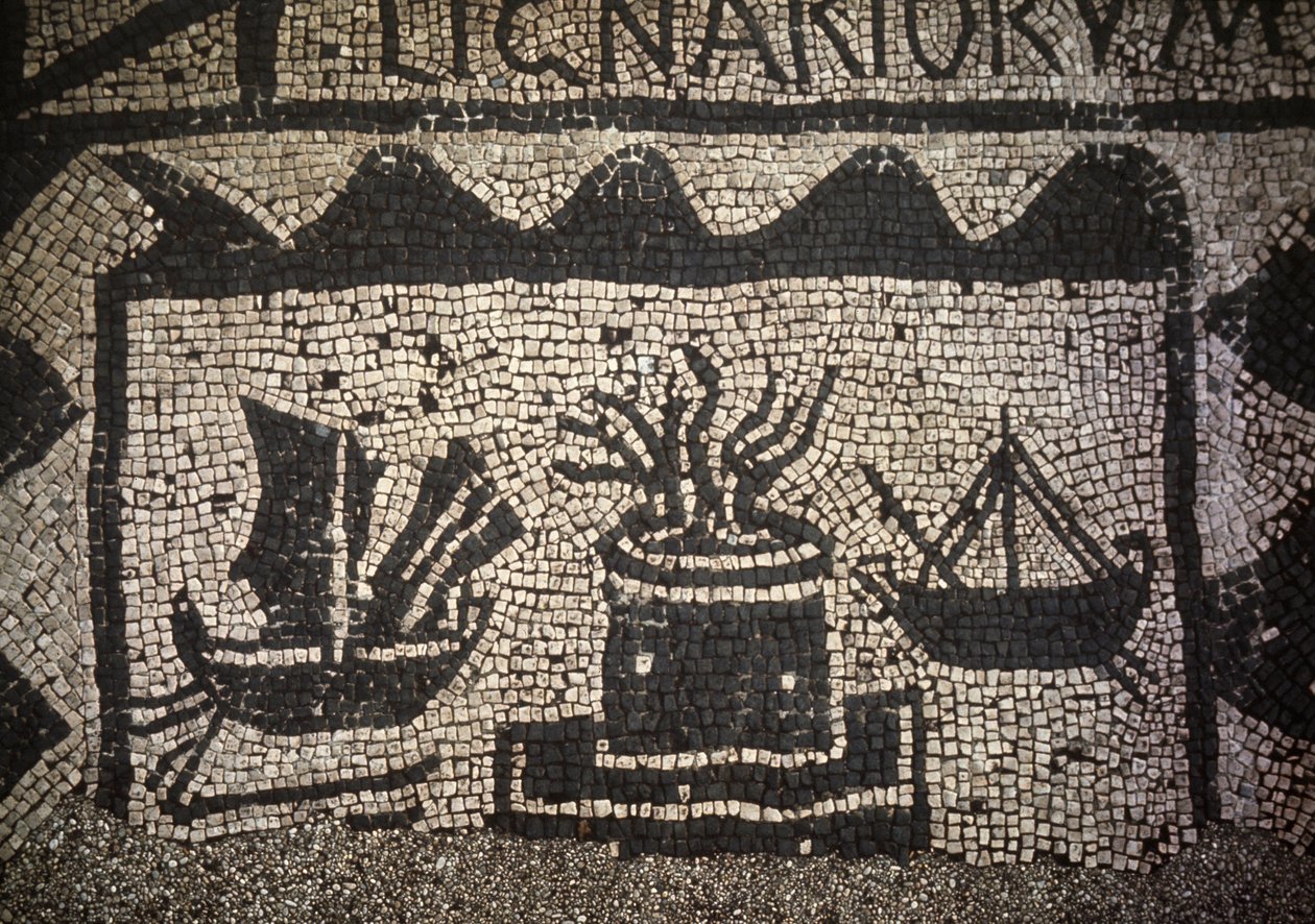 Římské obchodní loďstvo a maják, starověká Ostia (Ostia), náměstí Piazza delle Corporazioni. od Roman Roman